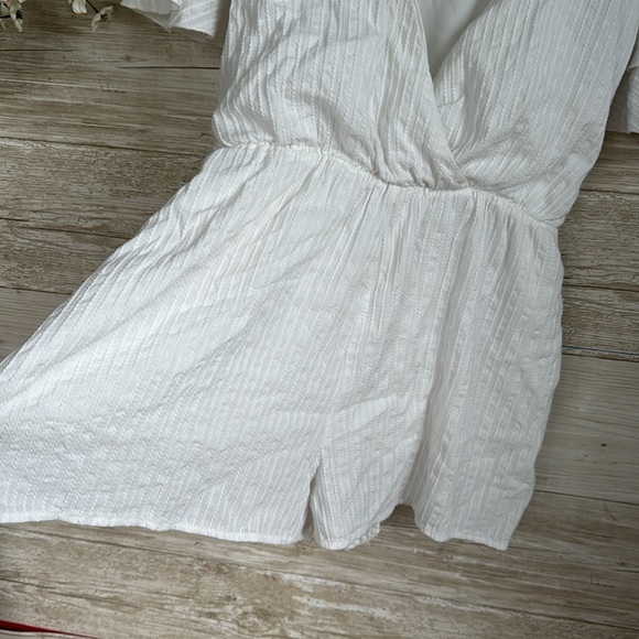 Showpo. White Textured Romper Size 10 - Picture 2 of 7